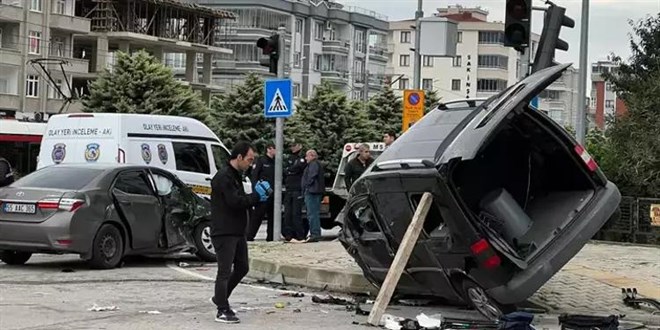 Hafif Ticari Araç İle Otomobil Çarpıştı 2 Si Polis 4 Kişi Yaralandı