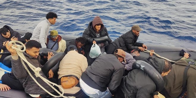 İzmir'de 24 düzensiz göçmen kurtarıldı