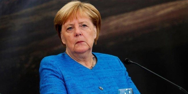 Merkel'in masraflar ile emekli maa Almanlar kzdrd