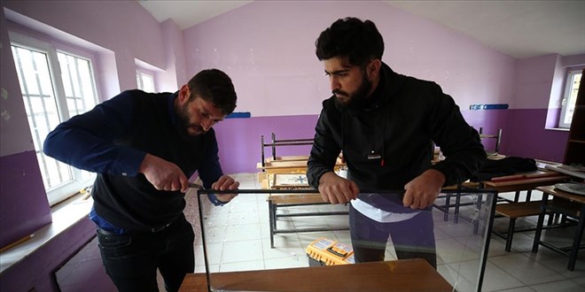 Bitlis'te niversite rencileri ara tatilde ky okulunu onard