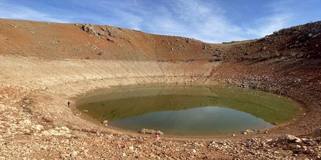 Keban Baraj Gl'nde sularn ekilmesiyle dev obruk ortaya kt