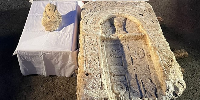 Ktahya'da Hazreti sa heykeli ile mezar siteli ele geirildi
