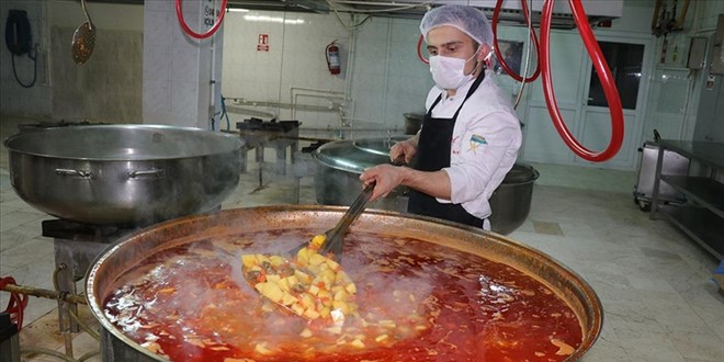 Yozgat'ta 5 bin rencinin yemei meslek lisesinde piiriliyor