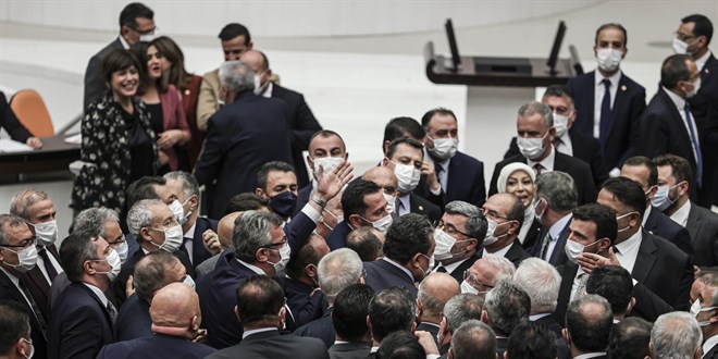 AK Parti ile CHP milletvekilleri birbirlerinin zerine yrd