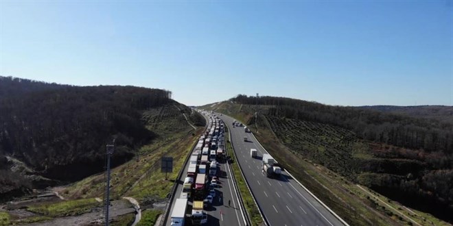 Kuzey Marmara'da Otoyolu'nda tr bariyerleri biti, 4 erit trafie kapatld