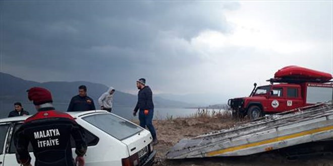 Malatya'da el freni ekilmeyen otomobil baraj glne dt