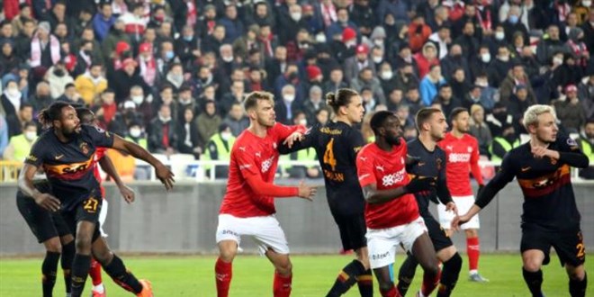 Galatasaray, Sivasspor'a boyun edi!