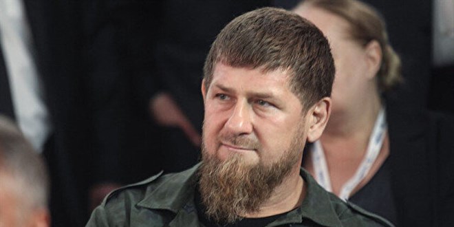 een Lider Kadirov: eenistan'a calan'n heykelini dikeriz