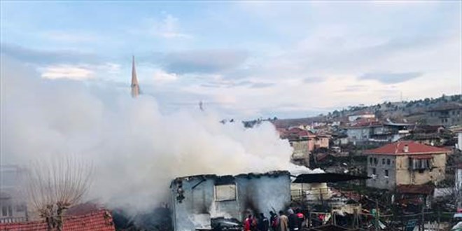 Karsn alevlerin arasndan kurtard, kendisi hayatn kaybetti