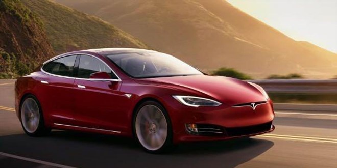 Tesla, 475 binden fazla aracn geri ard