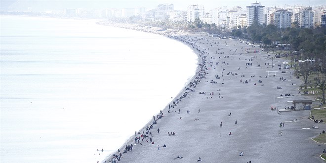 Antalya'da gneli havay frsat bilenler sahillerde younluk oluturdu