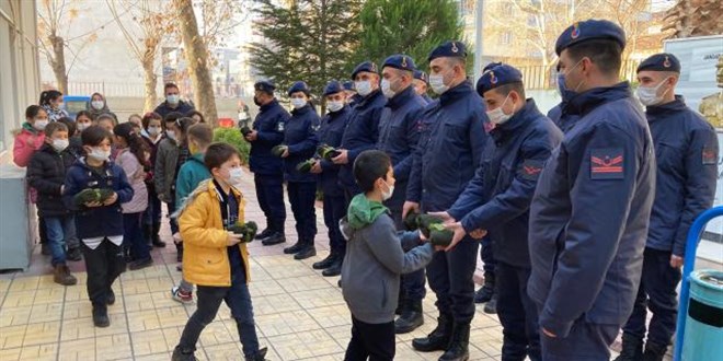 Kahramanmara'ta ilkokul rencileri Mehmetik iin atk rd