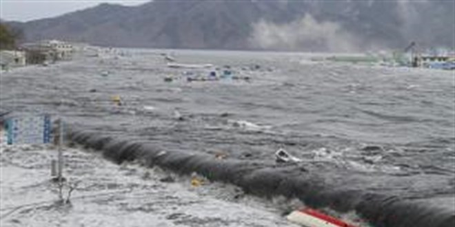 Japonya'da tsunami panii! Boyu 3 metreyi bulabilir... Sirenler alyor