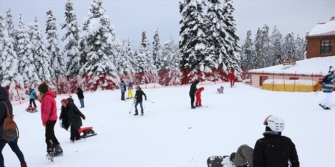 Ilgaz Da'ndaki kayak merkezlerinde hafta sonu youn geti