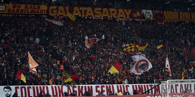 Galatasaray tribnlerinden tepki: Ynetim istifa