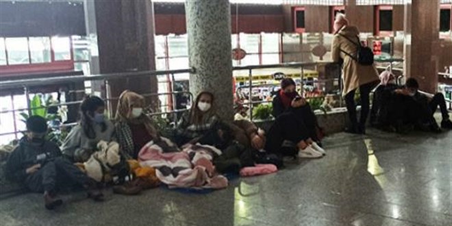Konya'y evre illere balayan tm yollar kapal: Yolcular terminalde bekliyor