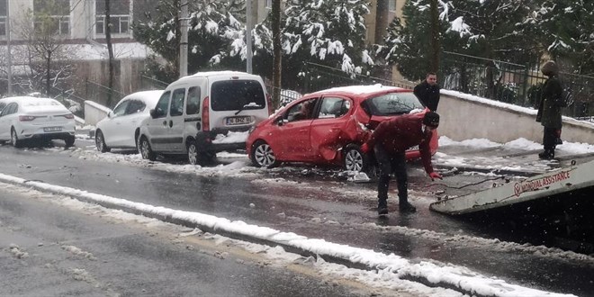 stanbul'da kar kazas: Yoku aaya kayan cip 11 araca arpt