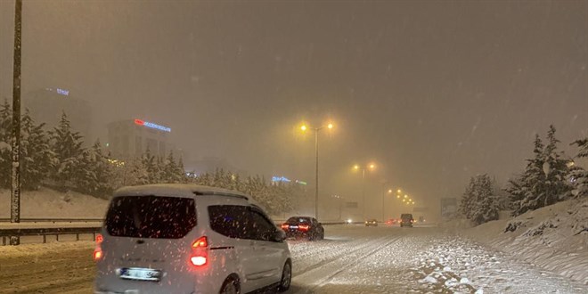 stanbul'da TEM ve D-100 karayolu kar ya sonras beyaza brnd, srcler glkle ilerledi