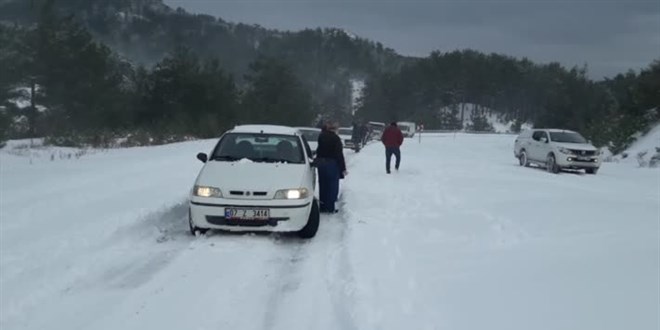 stanbul'da kar nedeniyle yolda kalan aralar ekiliyor