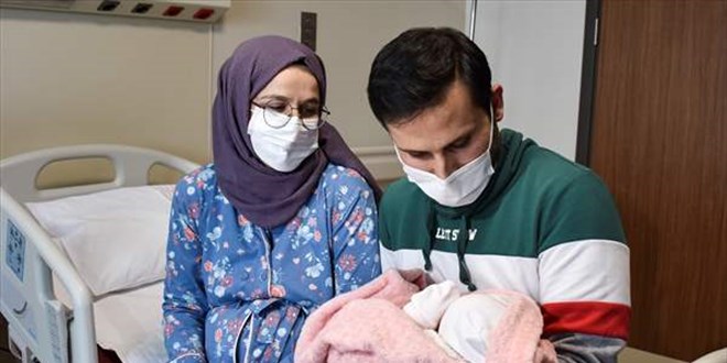  makinesiyle hastaneye yetitirilen hamile kadn ilk bebeini kucana ald