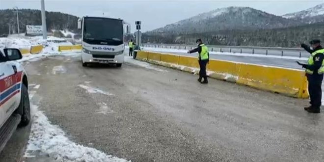 Jandarma yolcu otobsne gizlice bindi, emniyet kemeri takmayan yolcular tek tek uyard