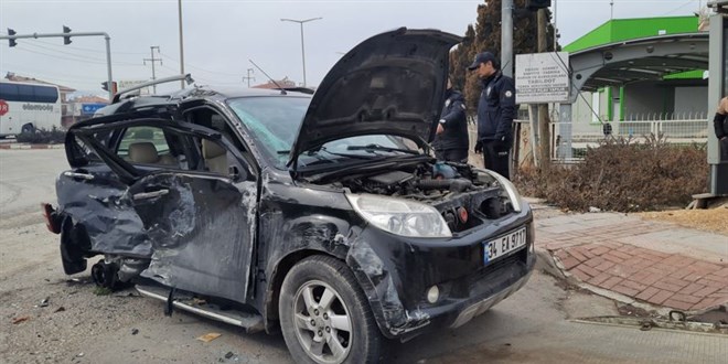 Manisa'da kamyonetle otomobilin arpmas sonucu 4 kii yaraland