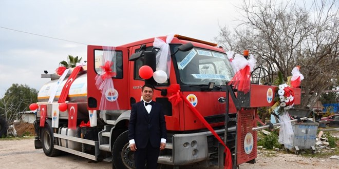 Belediyenin temizlik arac 'gelin arabas' oldu