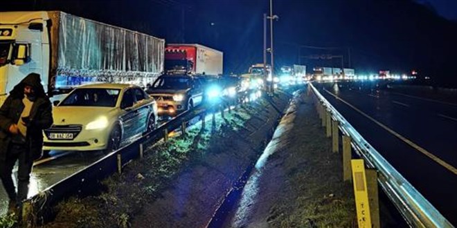 Karadeniz Sahil Yolu'nda ulam, kaya dmesi nedeniyle aksad