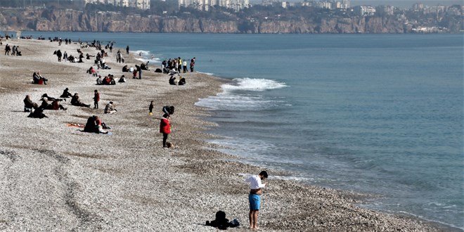 Yurt genelinde souk hava etkili olurken, Antalya'da deniz keyfi