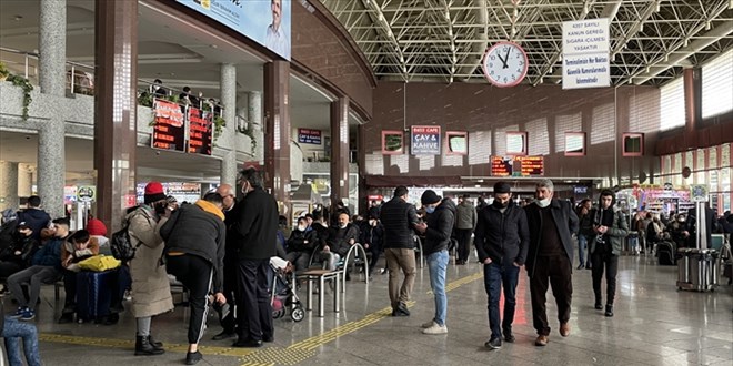 Belediye kar nedeniyle geceyi otogarda geiren yolculara yemek ikram etti