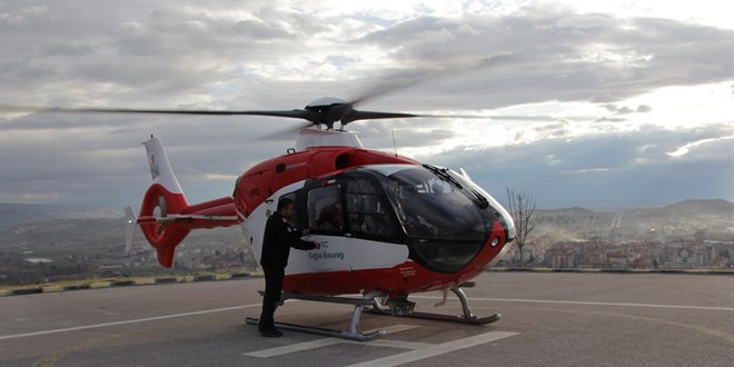 Ankara'da ambulans helikopter kalp krizi geiren hasta iin havaland