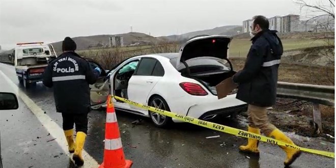 Bakentte yol gvenliini salayan iiye otomobil arpt: 1 l