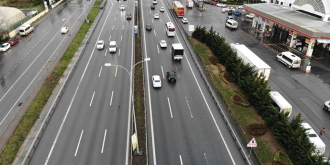 stanbul'da nlemler etkili oldu, yollar bo kald