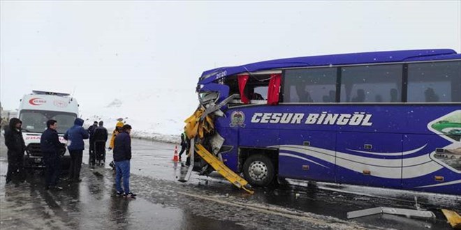 Erzurum'da kontrolden kan yolcu otobs trla arpt, 1 kii ld