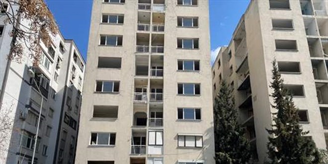 zmir'de deprem sonras boaltlan binada zerine asansr den kii ld