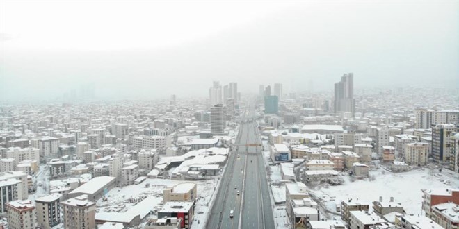 stanbul'da vatandalar kar tedbirlerine uydu, yollar bo kald