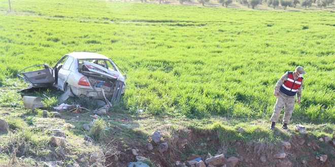 Kilis'te arampole devrilen otomobildeki 3 kii yaraland