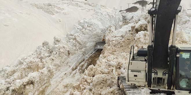 Hakkari'de s blgesi yolunda metrelerce karla mcadele sryor