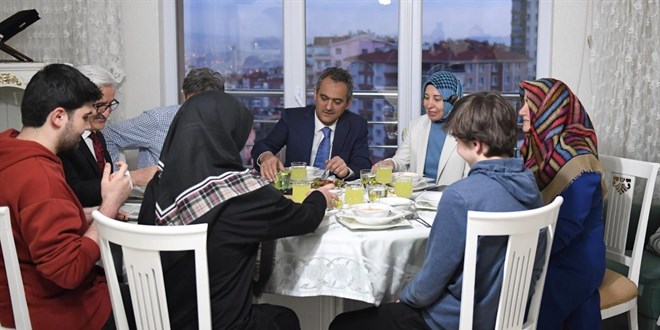 Milli Eitim Bakan zer ve ei, retmen iftin iftar sofrasna konuk oldu