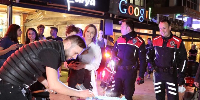 Kavga ihbarna giden polislere kadnlardan srpriz kutlama