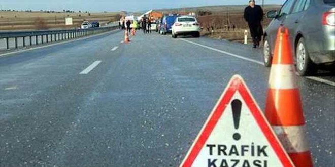 Ankara'da otomobilin istinat duvarna arpt kazada 1 kii ld