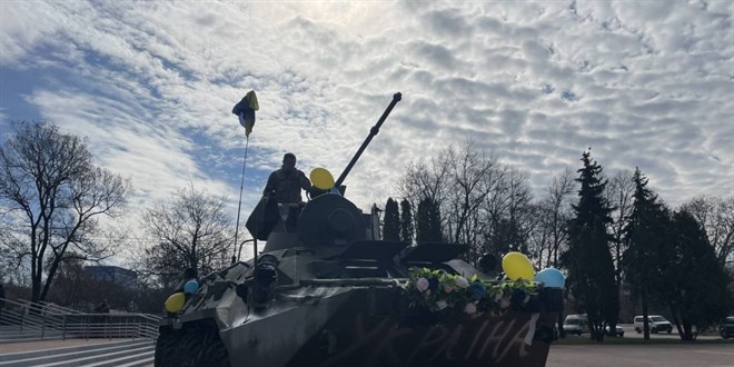 Ruslardan ele geirilen zrhl ara, Ukrayna'da gelin arabas oldu