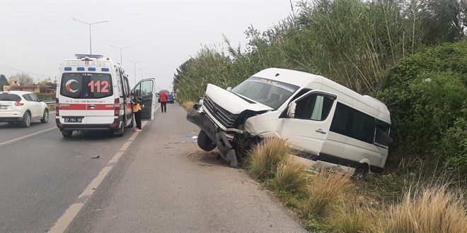 Antalya'da turistleri tayan minibsn devrildii kazada 12 kii yaraland