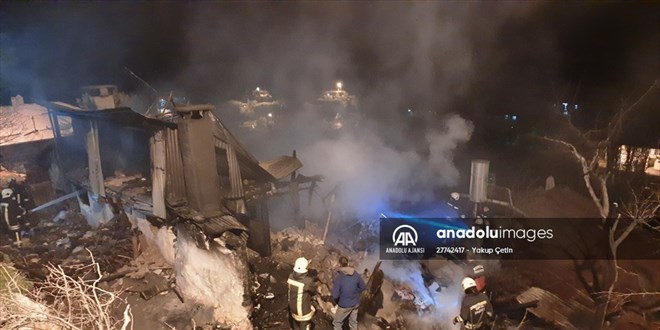 Konya'daki yanan evin enkaznda engelli olu ile annenin cesedine ulald