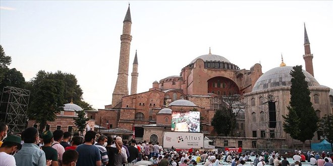 Ayasofya-i Kebir Cami-i erifi'ni bayramn ilk gnnde 104 bin 325 kii ziyaret etti