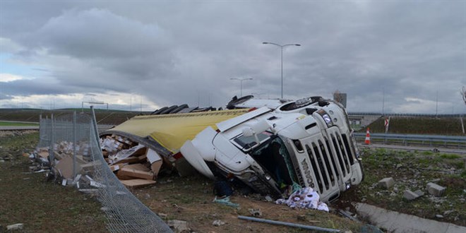 Emniyet kemerini arkadan takan TIR srcs kazada ld