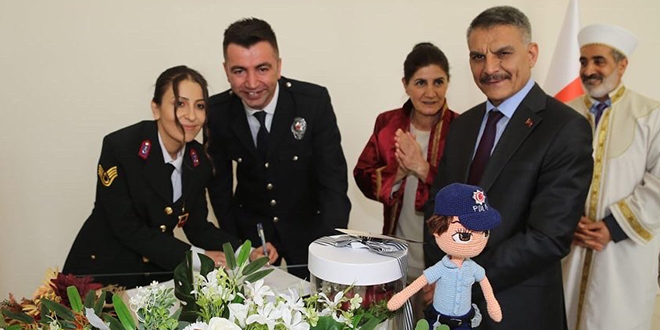 Jandarma gelin ile polis damat nikah masasna niformayla oturdu