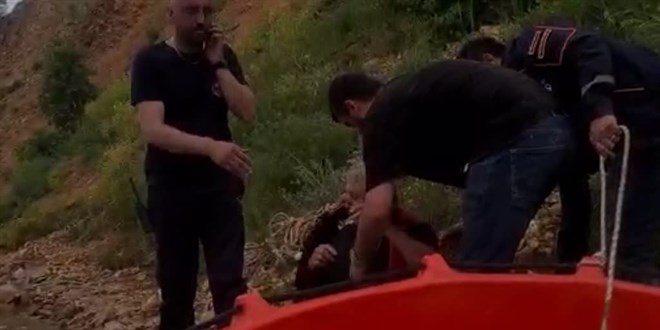 Tunceli'de uurumdan yuvarlanan yal kadn AFAD ekipleri kurtard