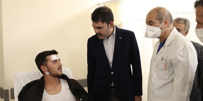 Bakan Kurum, Nide'deki kazada yaralanan rencileri hastanede ziyaret etti