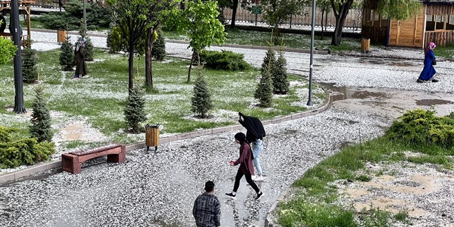 Erzurum'da aniden bastran dolu vatandalara zor anlar yaatt